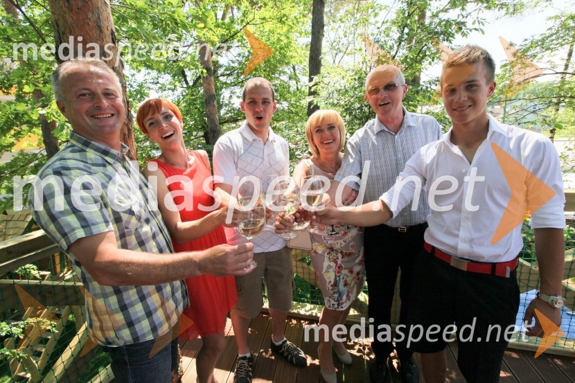 Branko Lepej, Eva Lepej Dragšič in Mitja Dragšič, lastnika biljardnice Martinela in Fan placa Geli, Lidija Lepej, Leo Kremžar, župan občine Miklavž na Dravskem polju ter ...Fan plac Geli, otvoritev športnega in rekreacijskega objekta
