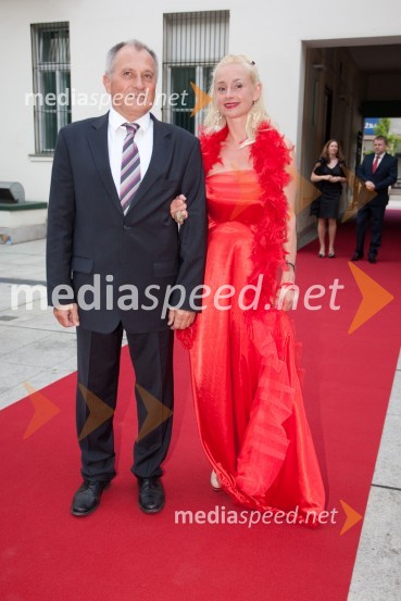 Dare Stojan, podjetnik in Nora de Saint Picman, akademska slikarkaMajski ples Združenja Manager 2012
