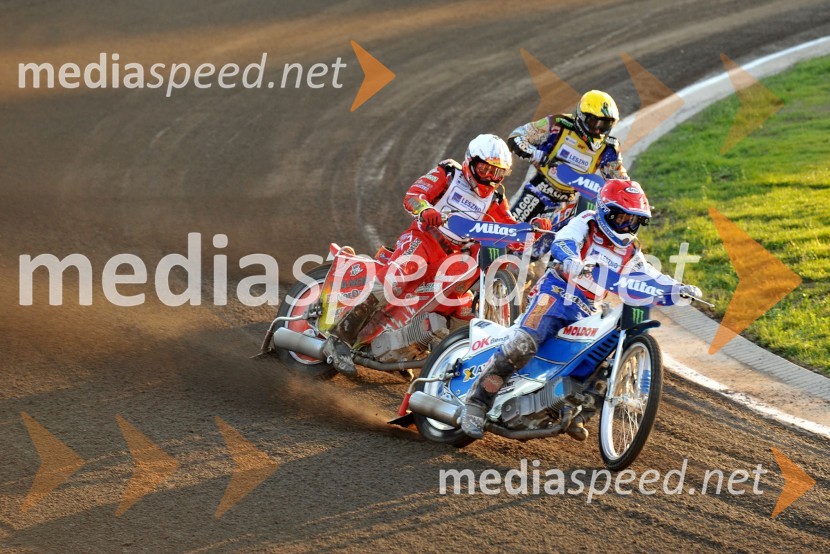 Zadaj: Chris Holder (Avstralija)
Spredaj: Andreas Jonsson (Švedska) in Nicki Pedersen (Danska)Speedway, Grand Prix 2012, VN Češke, dirka