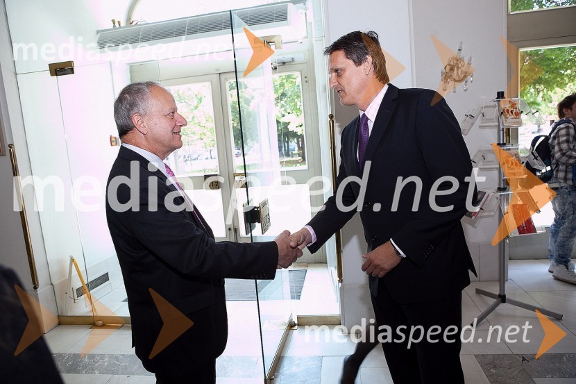 Joseph Adamo Mussomeli, veleposlanik Združenih držav Amerike v Sloveniji in mag. Tomaž Kancler, podžupan MOMKoščki za mir - Pieces for Peace, otvoritev razstave