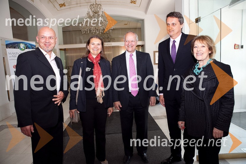 Aleksander Begant, direktor zavoda Center za državljansko vzgojo, Alenka Elena Begant, Joseph Adamo Mussomeli, veleposlanik Združenih držav Amerike v Sloveniji, mag. Tomaž Kancler, podžupan MOM in Tsipi Ben-Haim,  direktorica galerije CITYarts iz New YorkaKoščki za mir - Pieces for Peace, otvoritev razstave