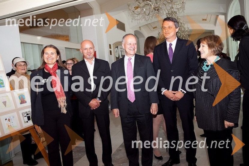 Alenka Elena Begant, Aleksander Begant, direktor zavoda Center za državljansko vzgojo, Joseph Adamo Mussomeli, veleposlanik Združenih držav Amerike v Sloveniji, mag. Tomaž Kancler, podžupan MOM in Tsipi Ben-Haim,  direktorica galerije CITYarts iz New YorkaKoščki za mir - Pieces for Peace, otvoritev razstave