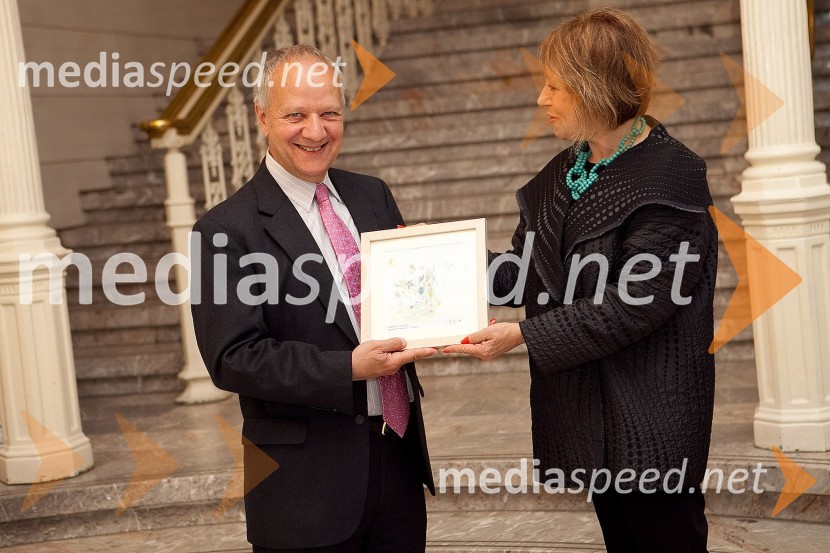 	Joseph Adamo Mussomeli, veleposlanik Združenih držav Amerike v Sloveniji  in Tsipi Ben-Haim, direktorica galerije CITYarts iz New YorkaKoščki za mir - Pieces for Peace, otvoritev razstave