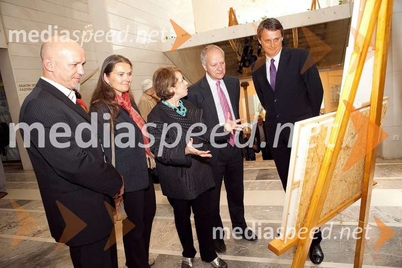 Aleksander Begant, direktor zavoda Center za državljansko vzgojo, Alenka Elena Begant, Tsipi Ben-Haim, direktorica galerije CITYarts iz New Yorka, Joseph Adamo Mussomeli, veleposlanik Združenih držav Amerike v Sloveniji, mag. Tomaž Kancler, podžupan MOMKoščki za mir - Pieces for Peace, otvoritev razstave