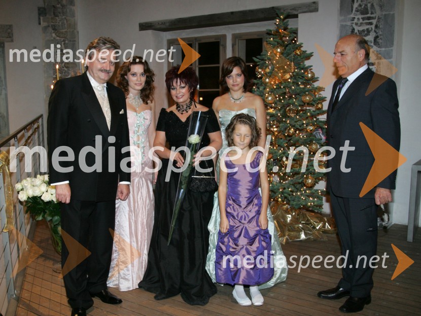 Zdenka Kahne z družino20 let kozmetike Kahne in 50 let Zdenke Kahne