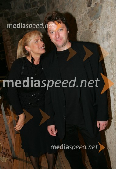 Mojca Blažej Cirej, radijska in televizijska voditeljica s spremljevalcem20 let kozmetike Kahne in 50 let Zdenke Kahne