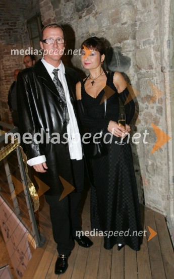 Matjaž Rogale, masker in Violeta Tomič, igralka20 let kozmetike Kahne in 50 let Zdenke Kahne