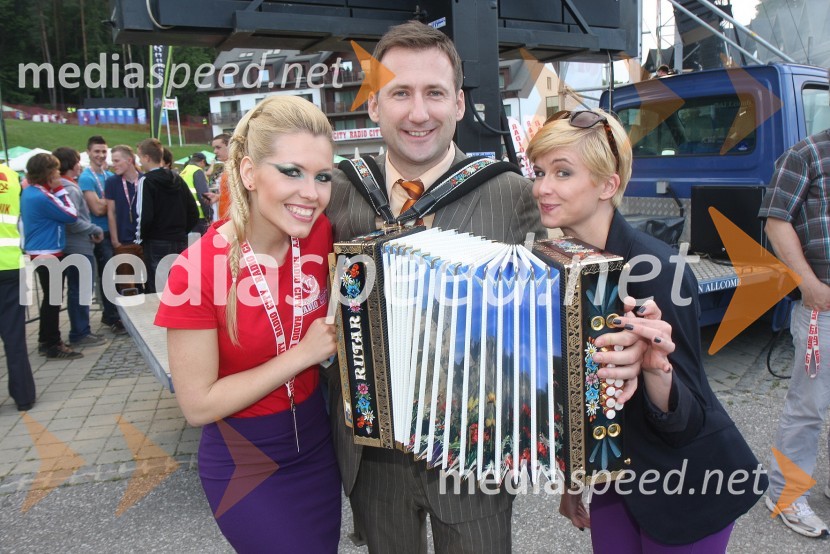 Natalija Veronik, moderatorka na Radiu City, Robert Goter, harmonikar in Mateja Car, moderatorka na Radiu City17. obletnica Radia City