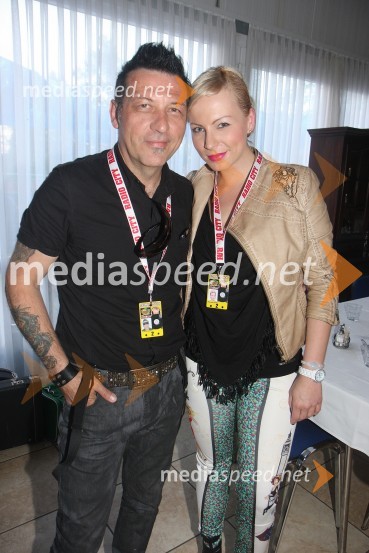 Aleš Uranjek, glasbeni manager in bobnar ter Manuela Brečko, pevka17. obletnica Radia City