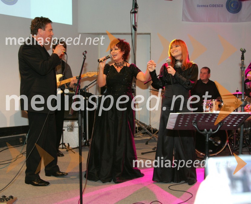 Zdenka Kahne, lastnica in direktorica kozmetike Kahne ter Nuša Derenda, pevka20 let kozmetike Kahne in 50 let Zdenke Kahne