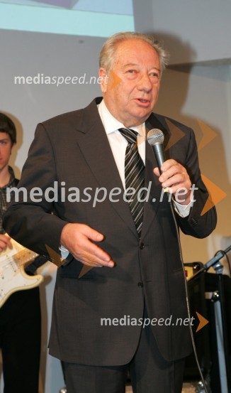 Jure Robežnik, glasbenik20 let kozmetike Kahne in 50 let Zdenke Kahne