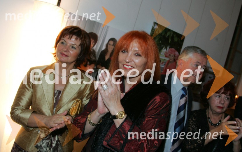 Milica Makoter, podjetnica in Irena Polanec, slikarka20 let kozmetike Kahne in 50 let Zdenke Kahne