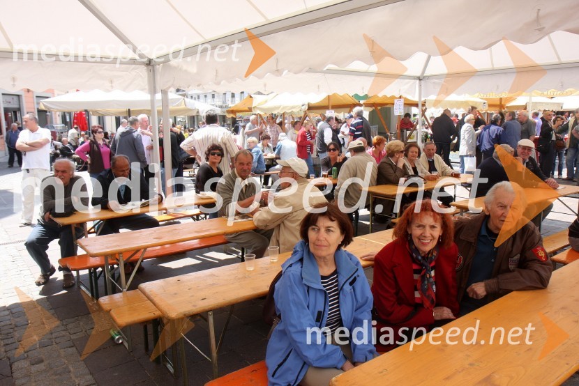 ObiskovalciPoklon Ezl eku