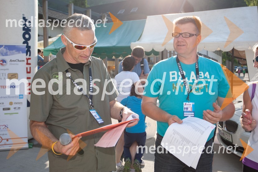 Gregor Janežič, moderator in Niko Rakovec, moderatorPoslovni tek trojk 2012