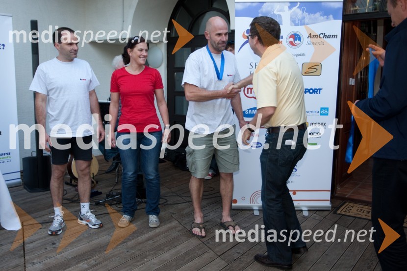 Tretjeuvrščena mešana trojka in Eugene Young , DCM pri Veleposlaništvu ZDAPoslovni tek trojk 2012