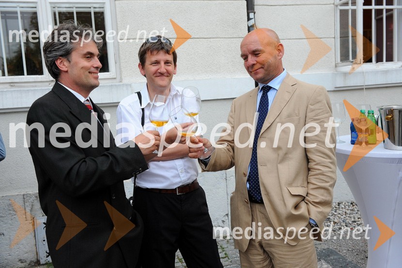 Marko Antolič, direktor za finance pri P&F Jeruzalem Ormož ter P&F Jeruzalem Ljutomer, ... in Danilo Šoster vodja prodaje za gostinstvo pri P&F Jeruzalem Ormož
P&F Jeruzalem Ormož in P&F Jeruzalem Ljutomer, predstavitev vina letnika 2011