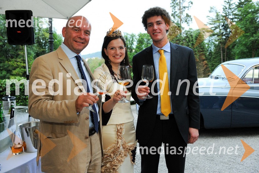 Danilo Šoster vodja prodaje za gostinstvo pri P&F Jeruzalem Ormož, Martina Baškovič, Vinska kraljica Slovenije 2012 ter Rok Jamnik enolog P&F Jeruzalem Ormož
P&F Jeruzalem Ormož in P&F Jeruzalem Ljutomer, predstavitev vina letnika 2011