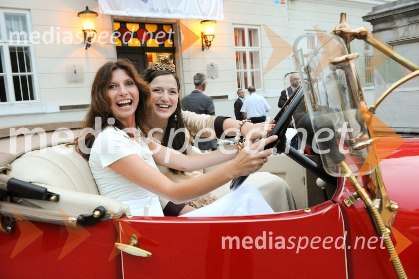 Mira Arnšek Prosen, P&F Holding Vino d.o.o. in Martina Baškovič, Vinska kraljica Slovenije 2012P&F Jeruzalem Ormož in P&F Jeruzalem Ljutomer, predstavitev vina letnika 2011