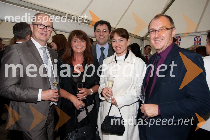 Christof Droste, direktor Hella Saturnus Slovenija, soproga Lydia Andrej Koletič, prokurist, Mint IH, soproga Mojca Hergouth Koletič, direktorica Mint International House Ljubljana in Brane Krajnik, The Slovenia TimesSprejem veleposlaništva Velike Britanije ob rojstnem dnevu britanske kraljice 2012