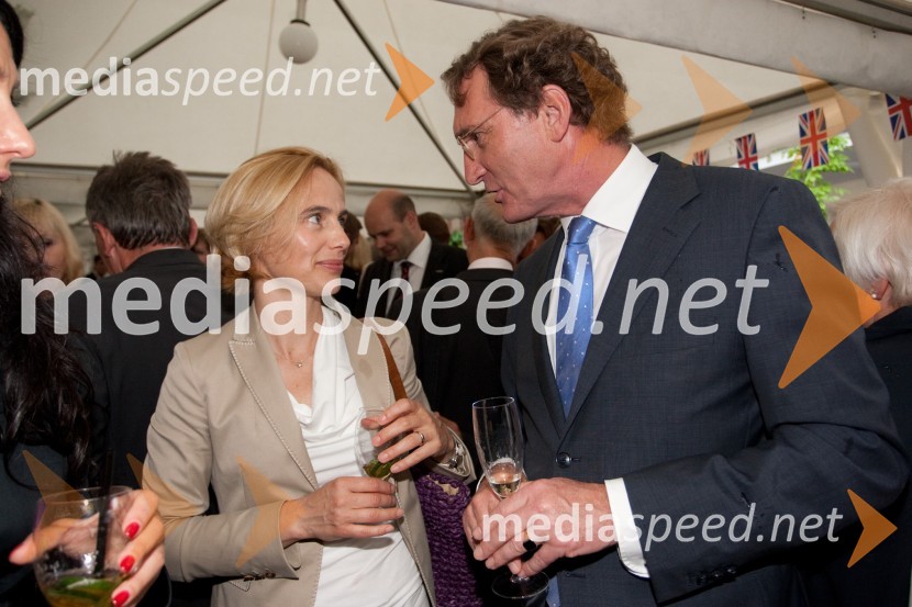 Barbara Čeferin, fotografinja in Jos Douma, veleposlanik Nizozemske v SlovenijiSprejem veleposlaništva Velike Britanije ob rojstnem dnevu britanske kraljice 2012