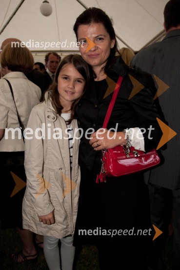 Klara in mama Sonja Šmuc, izvršna direktorica Združenja ManagerSprejem veleposlaništva Velike Britanije ob rojstnem dnevu britanske kraljice 2012