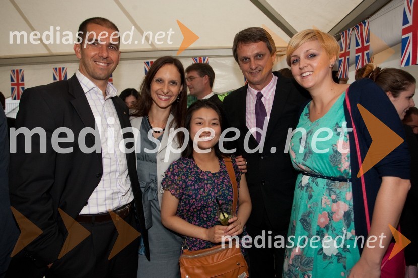 Marko Mlakar, Amrop Adria, Nataša Kos, pomočnica programskega direktorja Zavoda Maribor 2012 - EPK, Fumiko Sengoku, sopranistka, Tomaž Kancler, podžupan MOM in hči LinaSprejem veleposlaništva Velike Britanije ob rojstnem dnevu britanske kraljice 2012