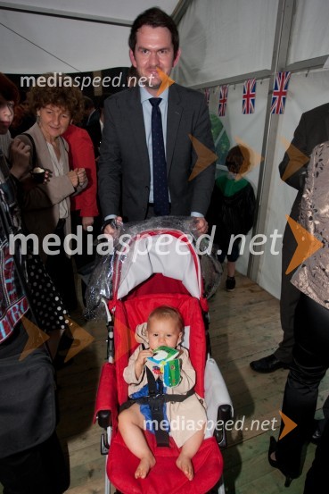 James Hampson, British Council in hči TessSprejem veleposlaništva Velike Britanije ob rojstnem dnevu britanske kraljice 2012
