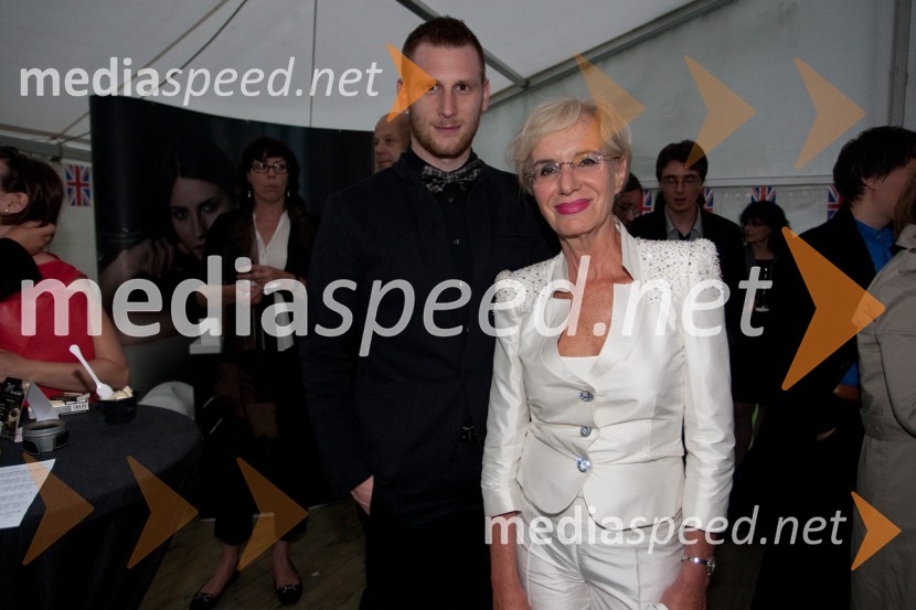 Matevž Faganel, modni oblikovalec in Metka Premerl, slavistkaSprejem veleposlaništva Velike Britanije ob rojstnem dnevu britanske kraljice 2012