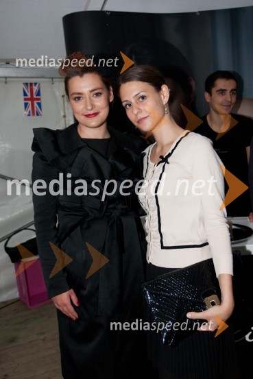 Ana Lazovski, vizažistka in Meta Kač, novinarkaSprejem veleposlaništva Velike Britanije ob rojstnem dnevu britanske kraljice 2012