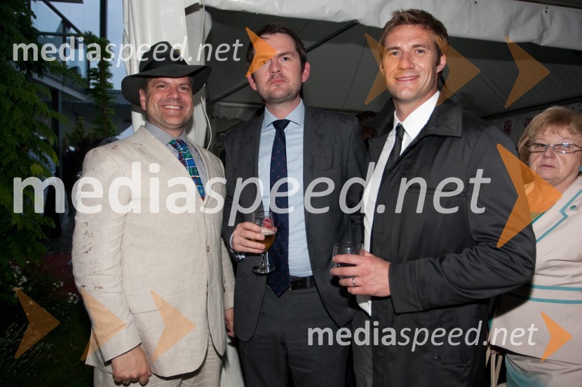 Martin McDowell, vodja oddelka za politične in gospodarske zadeve na ameriški ambasadi, James Hampson, British Council in Michael SteelSprejem veleposlaništva Velike Britanije ob rojstnem dnevu britanske kraljice 2012