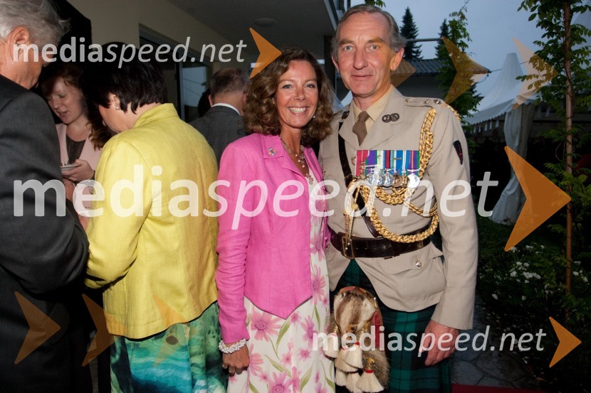 Sue in soprog Ian Stafford, vojaški ataše na Britanski ambasadiSprejem veleposlaništva Velike Britanije ob rojstnem dnevu britanske kraljice 2012