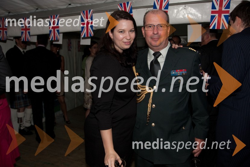 Sara in oče Srečko KarbaSprejem veleposlaništva Velike Britanije ob rojstnem dnevu britanske kraljice 2012