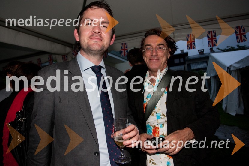 	James Hampson, British Council in Goran Lisica, direktor založbe DallasSprejem veleposlaništva Velike Britanije ob rojstnem dnevu britanske kraljice 2012