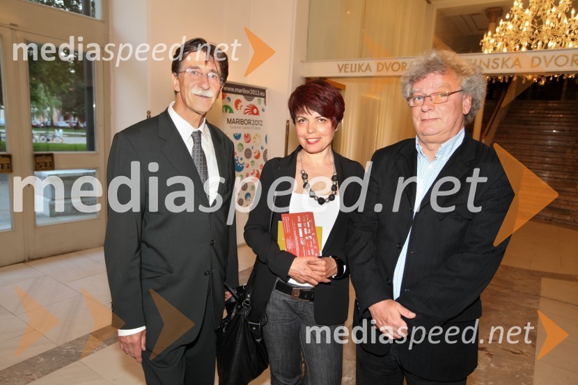 Jožko Čuk, direktor SNG Nova Gorica, Janja Koren, novinarka in Mile CrnovićMaribor 2012 – EPK in SNG Nova Gorica, modno-gledališko–glasbeni spektakel Krojači sveta