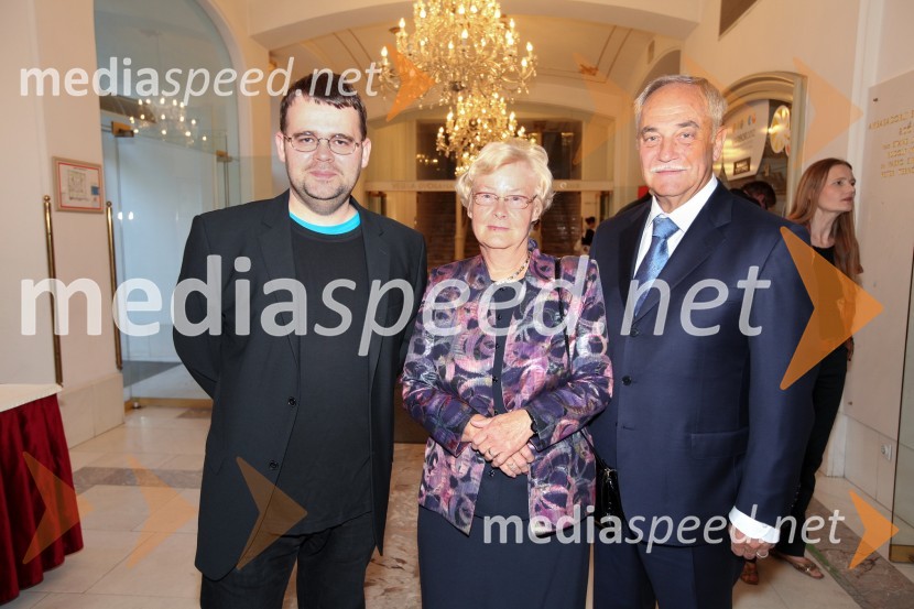 Alan Kavčič, predstavnik za odnose z javnostmi SNG Maribor, Alojzija Čas Moge ter mož Rudi Moge, nekdanji poslanec in predsednik Sveta zavoda Maribor 2012 - EPK in Sveta SNG MariborMaribor 2012 – EPK in SNG Nova Gorica, modno-gledališko–glasbeni spektakel Krojači sveta