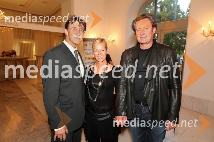 Jožko Čuk, direktor SNG Nova Gorica, Vita Rukavina in Vladimir Rukavina Gogo, direktor Narodnega doma MariborMaribor 2012 – EPK in SNG Nova Gorica, modno-gledališko–glasbeni spektakel Krojači sveta