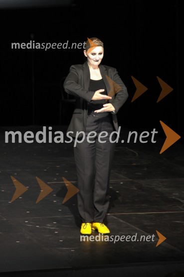 Dušanka Ristić, igralkaMaribor 2012 – EPK in SNG Nova Gorica, modno-gledališko–glasbeni spektakel Krojači sveta