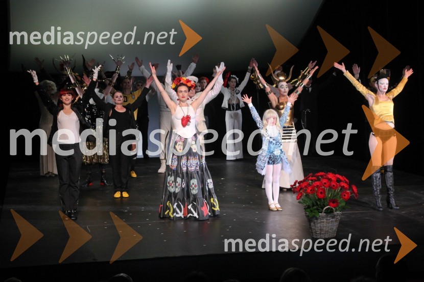 Priklon igralcev predstaveMaribor 2012 – EPK in SNG Nova Gorica, modno-gledališko–glasbeni spektakel Krojači sveta