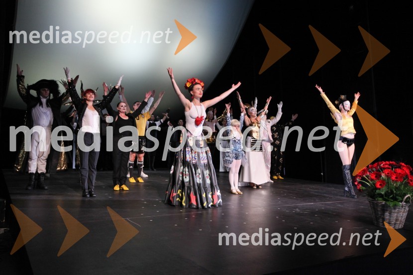 Priklon igralcev predstaveMaribor 2012 – EPK in SNG Nova Gorica, modno-gledališko–glasbeni spektakel Krojači sveta