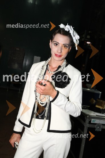 Medea Novak, igralkaMaribor 2012 – EPK in SNG Nova Gorica, modno-gledališko–glasbeni spektakel Krojači sveta