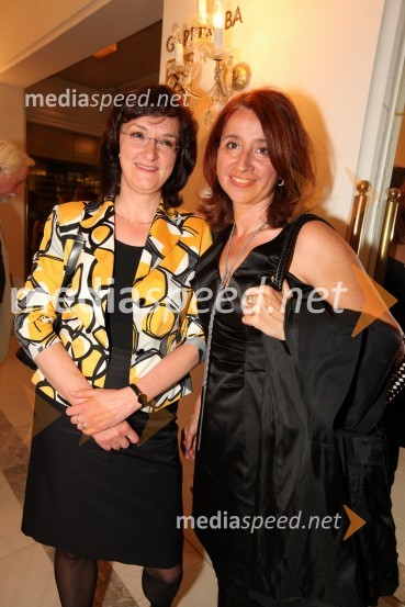 Aleša Muhič, vodja Službe notranje revizije Pošte Slovenije in Vesna Kos Tomažič, direktorica Sektorja za investicije in naročila Pošte SlovenijeMaribor 2012 – EPK in SNG Nova Gorica, modno-gledališko–glasbeni spektakel Krojači sveta