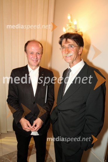 Peter Tomaž Dobrila, svetovalec za intermedijsko povezovanje EPK Maribor 2012 in Jožko Čuk, direktor SNG Nova GoricaMaribor 2012 – EPK in SNG Nova Gorica, modno-gledališko–glasbeni spektakel Krojači sveta