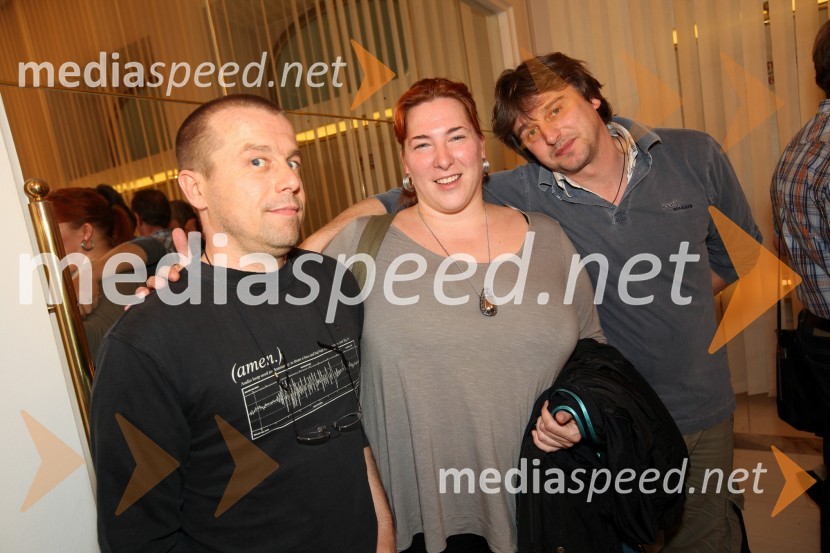 Vladimir Hmeljak, tonski mojster, Ana Facchini, igralka in Majin Maraž, tonski mojsterMaribor 2012 – EPK in SNG Nova Gorica, modno-gledališko–glasbeni spektakel Krojači sveta