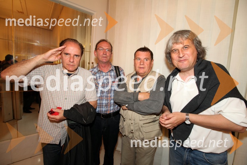 Milan Vodopivec, igralec, Boro Vujičić, inspicient, Jože Hrovat, igralec in Jožko Markič, rekviziterMaribor 2012 – EPK in SNG Nova Gorica, modno-gledališko–glasbeni spektakel Krojači sveta