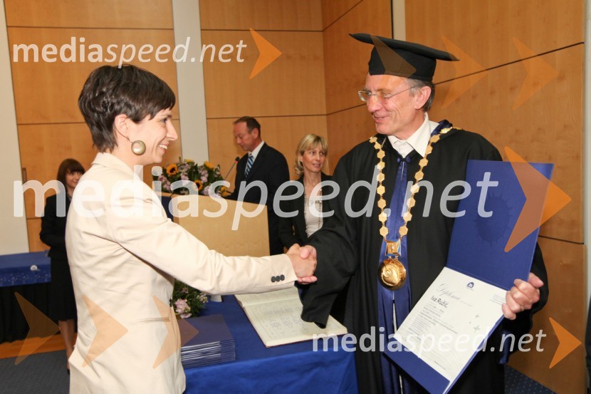 Dr. Iva Ružić, Fakulteta za kemijo in kemijsko tehnologijo UM in prof. dr. Danijel Rebolj, rektor Univerze v Mariboru 
Univerza v Mariboru, promocija doktorjev znanosti