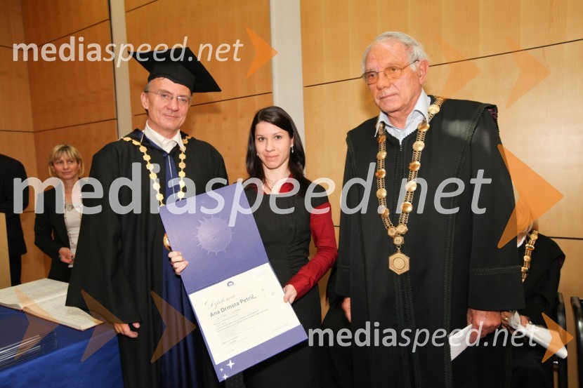 Prof. dr. Danijel Rebolj, rektor Univerze v Mariboru, dr. Ana Drmota Petrič, Fakulteta za kemijo in kemijsko tehnologijo UM in prof. dr. Miha Drofenik, Fakulteta za kemijo in kemijsko tehnologijo Univerze v MariboruUniverza v Mariboru, promocija doktorjev znanosti