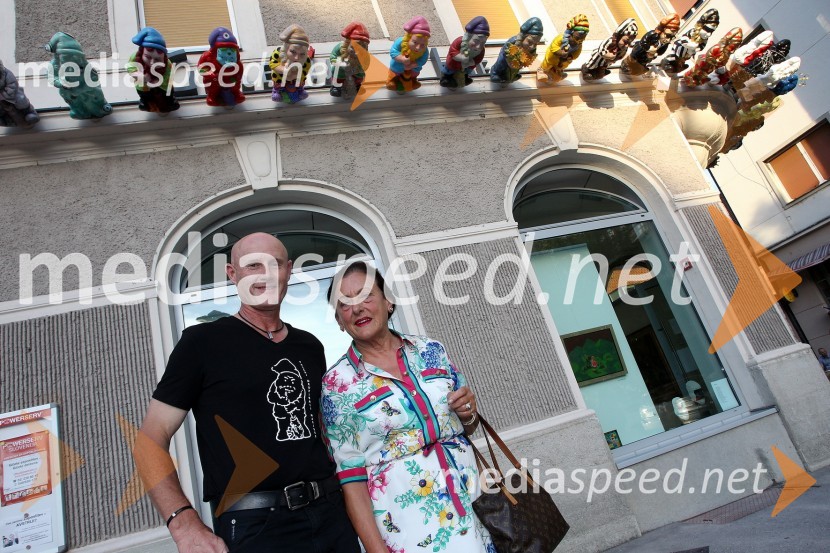Emil Šarkanj, lastnik galerije Hest in Dunja Bezjak

 
Vrtni palčki okupirali Maribor, galerija Hest