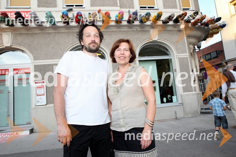 Matej Andraž Vogrinčič, umetnik in Bojana Šarkanj, lastnica Galerije HestVrtni palčki okupirali Maribor, galerija Hest