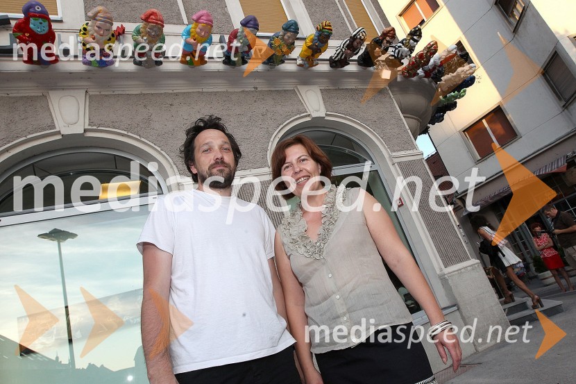 Matej Andraž Vogrinčič, umetnik in Bojana Šarkanj, lastnica Galerije Hest

Vrtni palčki okupirali Maribor, galerija Hest
