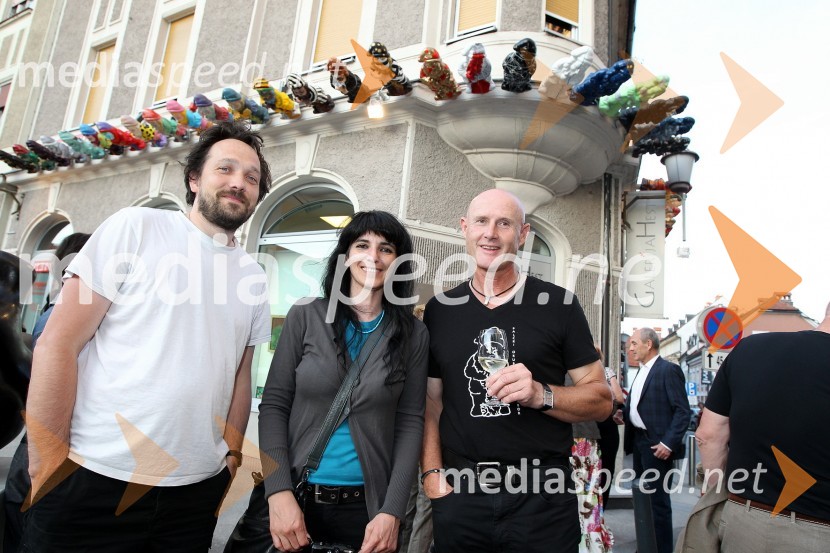 Matej Andraž Vogrinčič, umetnik, Beti Bricelj, slikarka in Emil Šarkanj, lastnik galerije HestVrtni palčki okupirali Maribor, galerija Hest